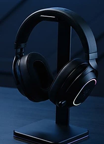 Gamingheadset med lys på et stativ